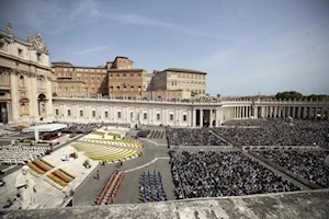 ¡En fotos! El papa Francisco, recuperándose de neumonía bilateral, reapareció en Pascua recorriendo la Plaza de San Pedro en papamóvil. A sus 88 años, delegó la misa, pero dio la bendición Urbi et Orbi. Un emotivo regreso tras 38 días hospitalizado