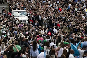 ¡En fotos! El papa Francisco, recuperándose de neumonía bilateral, reapareció en Pascua recorriendo la Plaza de San Pedro en papamóvil. A sus 88 años, delegó la misa, pero dio la bendición Urbi et Orbi. Un emotivo regreso tras 38 días hospitalizado