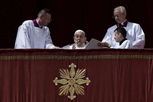 ¡En fotos! El papa Francisco, recuperándose de neumonía bilateral, reapareció en Pascua recorriendo la Plaza de San Pedro en papamóvil. A sus 88 años, delegó la misa, pero dio la bendición Urbi et Orbi. Un emotivo regreso tras 38 días hospitalizado