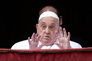 ¡En fotos! El papa Francisco, recuperándose de neumonía bilateral, reapareció en Pascua recorriendo la Plaza de San Pedro en papamóvil. A sus 88 años, delegó la misa, pero dio la bendición Urbi et Orbi. Un emotivo regreso tras 38 días hospitalizado