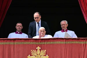 ¡En fotos! El papa Francisco, recuperándose de neumonía bilateral, reapareció en Pascua recorriendo la Plaza de San Pedro en papamóvil. A sus 88 años, delegó la misa, pero dio la bendición Urbi et Orbi. Un emotivo regreso tras 38 días hospitalizado