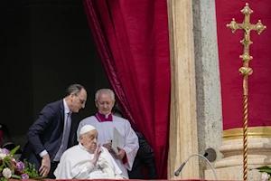 ¡En fotos! El papa Francisco, recuperándose de neumonía bilateral, reapareció en Pascua recorriendo la Plaza de San Pedro en papamóvil. A sus 88 años, delegó la misa, pero dio la bendición Urbi et Orbi. Un emotivo regreso tras 38 días hospitalizado