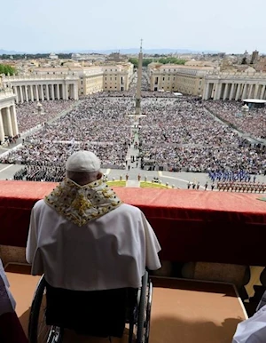 ¡En fotos! El papa Francisco, recuperándose de neumonía bilateral, reapareció en Pascua recorriendo la Plaza de San Pedro en papamóvil. A sus 88 años, delegó la misa, pero dio la bendición Urbi et Orbi. Un emotivo regreso tras 38 días hospitalizado