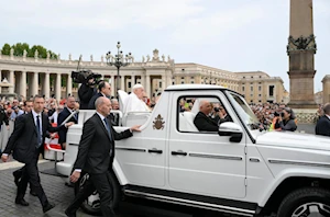 ¡En fotos! El papa Francisco, recuperándose de neumonía bilateral, reapareció en Pascua recorriendo la Plaza de San Pedro en papamóvil. A sus 88 años, delegó la misa, pero dio la bendición Urbi et Orbi. Un emotivo regreso tras 38 días hospitalizado