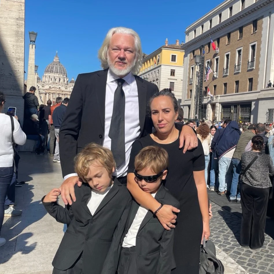 Assange asistió al funeral del papa Francisco en muestra de gratitud