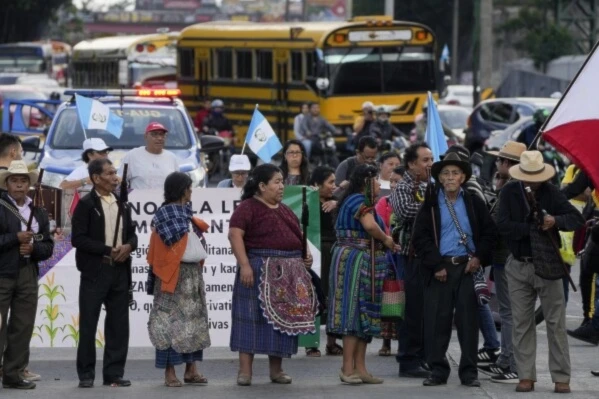 Movimiento campesino en Guatemala bloquea al menos 18 carreteras