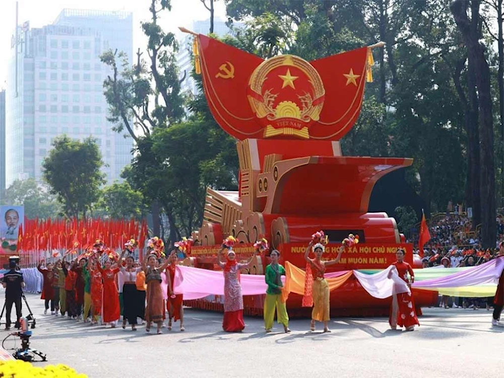 Vietnam celebró 50 años de reunificación en gran desfile nacional