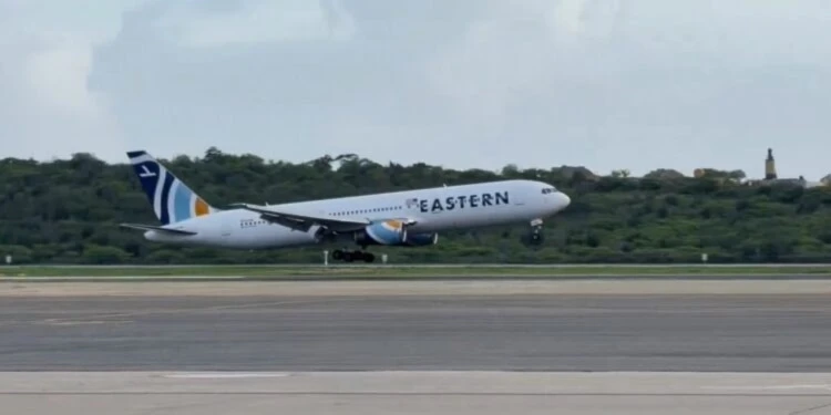 Nuevo vuelo de EEUU con migrantes venezolanos aterriza en Maiquetía