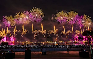 Asombroso espectáculo de fuegos artificiales, drones y acrobacias aéreas disfrutaron los habitantes de Lusail, en Qatar, durante el Festival del Cielo celebrado este 4 de abril