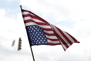Más de 1.200 manifestaciones bajo el lema "¡Manos Fuera!" se llevaron a cabo en los 50 estados de Estados Unidos, en rechazo a las políticas de la administración Trump y el asesor Elon Musk
