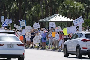 Más de 1.200 manifestaciones bajo el lema "¡Manos Fuera!" se llevaron a cabo en los 50 estados de Estados Unidos, en rechazo a las políticas de la administración Trump y el asesor Elon Musk