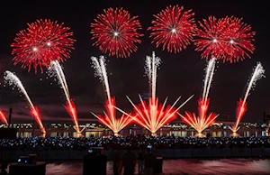 Asombroso espectáculo de fuegos artificiales, drones y acrobacias aéreas disfrutaron los habitantes de Lusail, en Qatar, durante el Festival del Cielo celebrado este 4 de abril