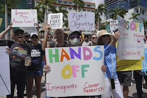 Más de 1.200 manifestaciones bajo el lema "¡Manos Fuera!" se llevaron a cabo en los 50 estados de Estados Unidos, en rechazo a las políticas de la administración Trump y el asesor Elon Musk