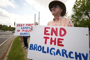 Más de 1.200 manifestaciones bajo el lema "¡Manos Fuera!" se llevaron a cabo en los 50 estados de Estados Unidos, en rechazo a las políticas de la administración Trump y el asesor Elon Musk