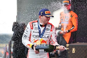 Max Verstappen (Red Bull) consiguió su primera victoria del año en el Gran Premio de Japón de Fórmula 1, dominando una carrera sin sobresaltos en Suzuka: el podio lo completaron Lando Norris y Oscar Piastri de McLaren