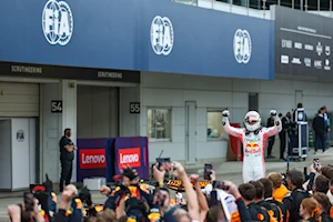 Max Verstappen (Red Bull) consiguió su primera victoria del año en el Gran Premio de Japón de Fórmula 1, dominando una carrera sin sobresaltos en Suzuka: el podio lo completaron Lando Norris y Oscar Piastri de McLaren