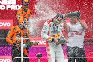 Max Verstappen (Red Bull) consiguió su primera victoria del año en el Gran Premio de Japón de Fórmula 1, dominando una carrera sin sobresaltos en Suzuka: el podio lo completaron Lando Norris y Oscar Piastri de McLaren