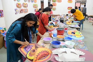 Estudiantes de la Universidad de Dhaka ultiman detalles artísticos para celebrar el Año Nuevo bengalí este 14 de abril
