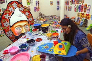 Estudiantes de la Universidad de Dhaka ultiman detalles artísticos para celebrar el Año Nuevo bengalí este 14 de abril
