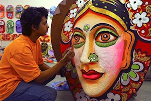 Estudiantes de la Universidad de Dhaka ultiman detalles artísticos para celebrar el Año Nuevo bengalí este 14 de abril