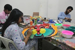 Estudiantes de la Universidad de Dhaka ultiman detalles artísticos para celebrar el Año Nuevo bengalí este 14 de abril
