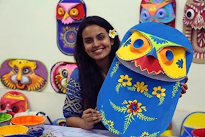 Estudiantes de la Universidad de Dhaka ultiman detalles artísticos para celebrar el Año Nuevo bengalí este 14 de abril