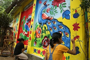 Estudiantes de la Universidad de Dhaka ultiman detalles artísticos para celebrar el Año Nuevo bengalí este 14 de abril