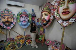 Estudiantes de la Universidad de Dhaka ultiman detalles artísticos para celebrar el Año Nuevo bengalí este 14 de abril