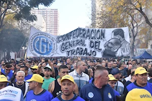 Abajo los ajustes de Milei: En la previa al día de los trabajadores, la central obrera de Argentina junto a otras organizaciones sindicales, sociales y políticas marcharon en rechazo a las políticas neoliberales del gobierno