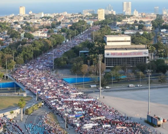 Multitudinario desfile en Cuba por Día de los Trabajadores