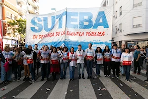 Abajo los ajustes de Milei: En la previa al día de los trabajadores, la central obrera de Argentina junto a otras organizaciones sindicales, sociales y políticas marcharon en rechazo a las políticas neoliberales del gobierno