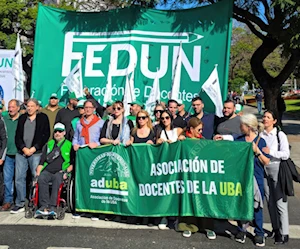 Abajo los ajustes de Milei: En la previa al día de los trabajadores, la central obrera de Argentina junto a otras organizaciones sindicales, sociales y políticas marcharon en rechazo a las políticas neoliberales del gobierno