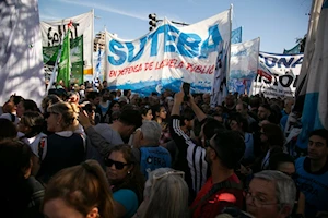 Abajo los ajustes de Milei: En la previa al día de los trabajadores, la central obrera de Argentina junto a otras organizaciones sindicales, sociales y políticas marcharon en rechazo a las políticas neoliberales del gobierno