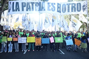 Abajo los ajustes de Milei: En la previa al día de los trabajadores, la central obrera de Argentina junto a otras organizaciones sindicales, sociales y políticas marcharon en rechazo a las políticas neoliberales del gobierno