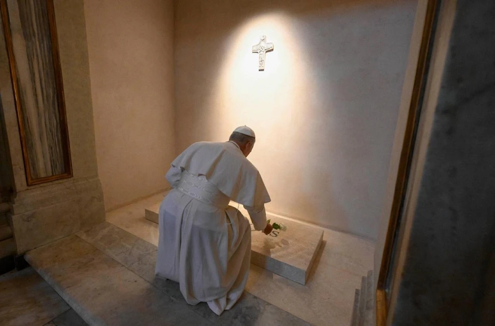 Papa León XIV deja rosa blanca en tumba de Francisco