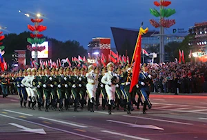 Minsk, Belarús, se sumó a las conmemoraciones por el 80° aniversario de la derrota del nazifascismo. Militares y ciudadanos celebraron juntos esta histórica gesta del Ejército Rojo