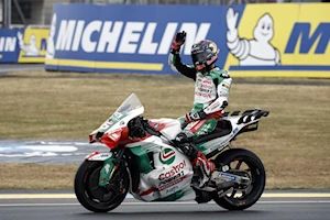 Caídas, adrenalina y gloria en Le Mans: la carrera del GP de Francia en imágenes, con la victoria histórica de Zarco bajo la lluvia, y Márquez y Aldeguer en el podio