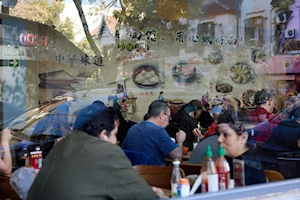 Atractivo punto de intercambio cultural: en los últimos tiempos, el Barrio Chino de Buenos Aires, Argentina, se ha convertido en un eje turístico importante, atrayendo a cientos de visitantes cada año