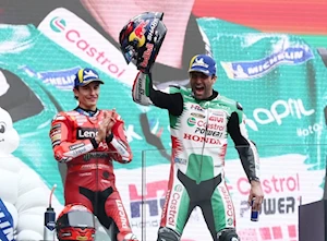 Caídas, adrenalina y gloria en Le Mans: la carrera del GP de Francia en imágenes, con la victoria histórica de Zarco bajo la lluvia, y Márquez y Aldeguer en el podio