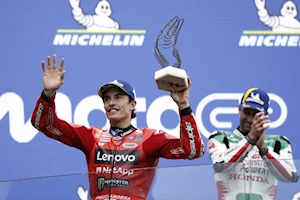 Caídas, adrenalina y gloria en Le Mans: la carrera del GP de Francia en imágenes, con la victoria histórica de Zarco bajo la lluvia, y Márquez y Aldeguer en el podio