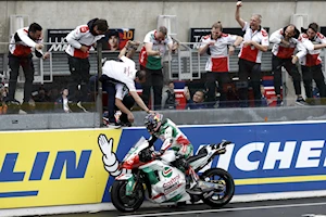 Caídas, adrenalina y gloria en Le Mans: la carrera del GP de Francia en imágenes, con la victoria histórica de Zarco bajo la lluvia, y Márquez y Aldeguer en el podio