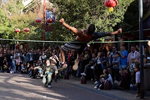 Atractivo punto de intercambio cultural: en los últimos tiempos, el Barrio Chino de Buenos Aires, Argentina, se ha convertido en un eje turístico importante, atrayendo a cientos de visitantes cada año