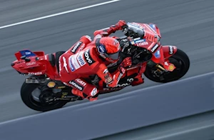 Caídas, adrenalina y gloria en Le Mans: la carrera del GP de Francia en imágenes, con la victoria histórica de Zarco bajo la lluvia, y Márquez y Aldeguer en el podio