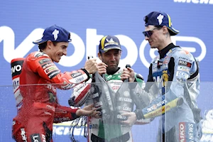 Caídas, adrenalina y gloria en Le Mans: la carrera del GP de Francia en imágenes, con la victoria histórica de Zarco bajo la lluvia, y Márquez y Aldeguer en el podio