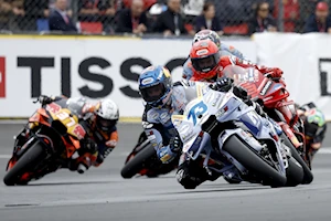 Caídas, adrenalina y gloria en Le Mans: la carrera del GP de Francia en imágenes, con la victoria histórica de Zarco bajo la lluvia, y Márquez y Aldeguer en el podio