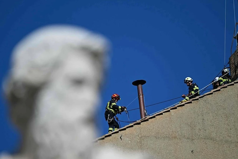 Vaticano instala la chimenea que anunciará elección del nuevo papa