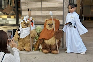"Que la fuerza te acompañe": Fanáticos celebran el Día de Star Wars con cosplay y espíritu galáctico