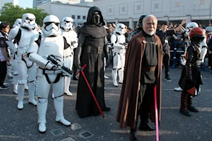 "Que la fuerza te acompañe": Fanáticos celebran el Día de Star Wars con cosplay y espíritu galáctico