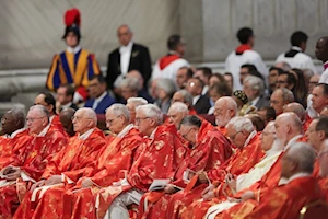 Capilla Sixtina, cardenales y miles de fieles: las mejores fotos del primer día del cónclave que elegirá al sucesor del papa Francisco