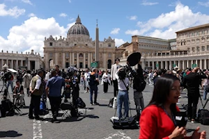Capilla Sixtina, cardenales y miles de fieles: las mejores fotos del primer día del cónclave que elegirá al sucesor del papa Francisco